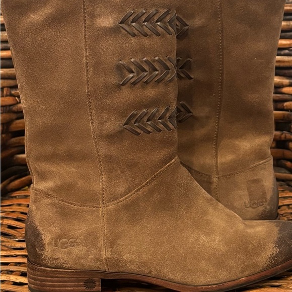 UGG Cailyn Womens 6 Boots
Brown Distressed Suede Winter
Western Low Heel Roper - Picture 3 of 12